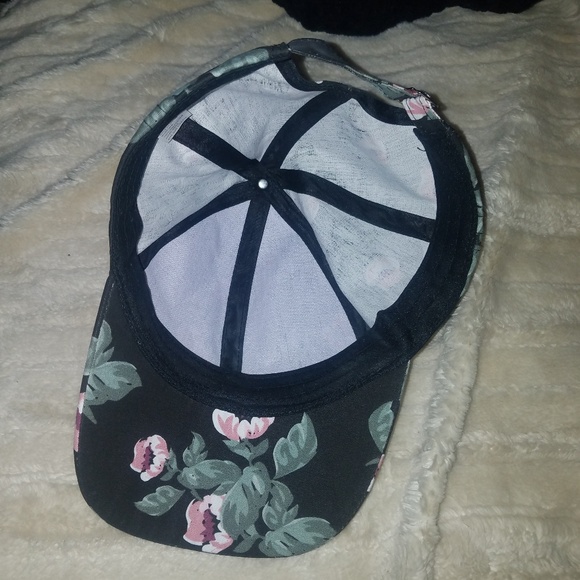 Black hat with flowers - Picture 3 of 6
